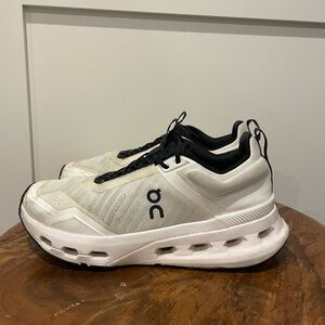 On Running women’s White and Black Sneakers
